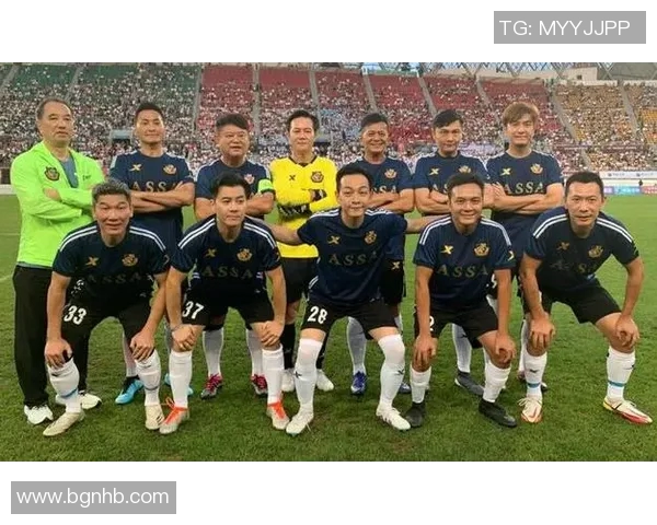 帅气足球明星激情演唱国歌展现爱国情怀与运动精神