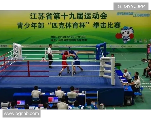 足球巨星观赏拳击比赛精彩瞬间引发热议与讨论